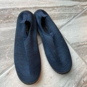 Cat & Jack water shoes sz 6